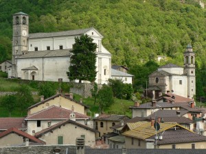 La Parrocchiale e a destra San Bernardo