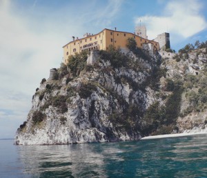 Vista dal mare Manifesto all'interno del Castello